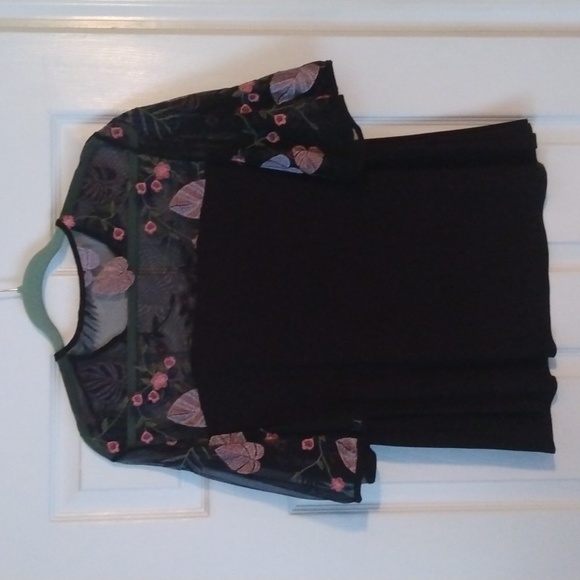 Kim and Cami size Large embroidered top - Picture 5 of 5